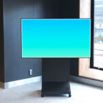 松山駅65インチ可動式デジタルサイネージ