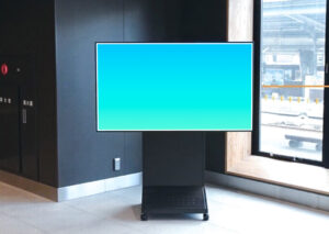 松山駅65インチ可動式デジタルサイネージ